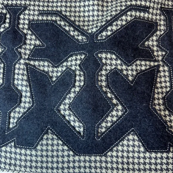 Carlisle Collection Grey/White houndstooth skirt w/applique. SZ 6. Like New! - Picture 10 of 12